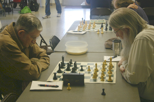 Tim Thompson (right) in his round 2 win over Thurlo Mishler.