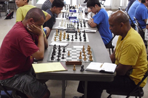 Kele Perkins (left) in his round 4 win over Bertram Buggs.