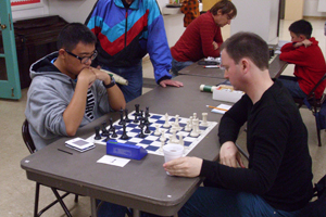 Fei Yue Yang (left) in his win over Steven Niles.